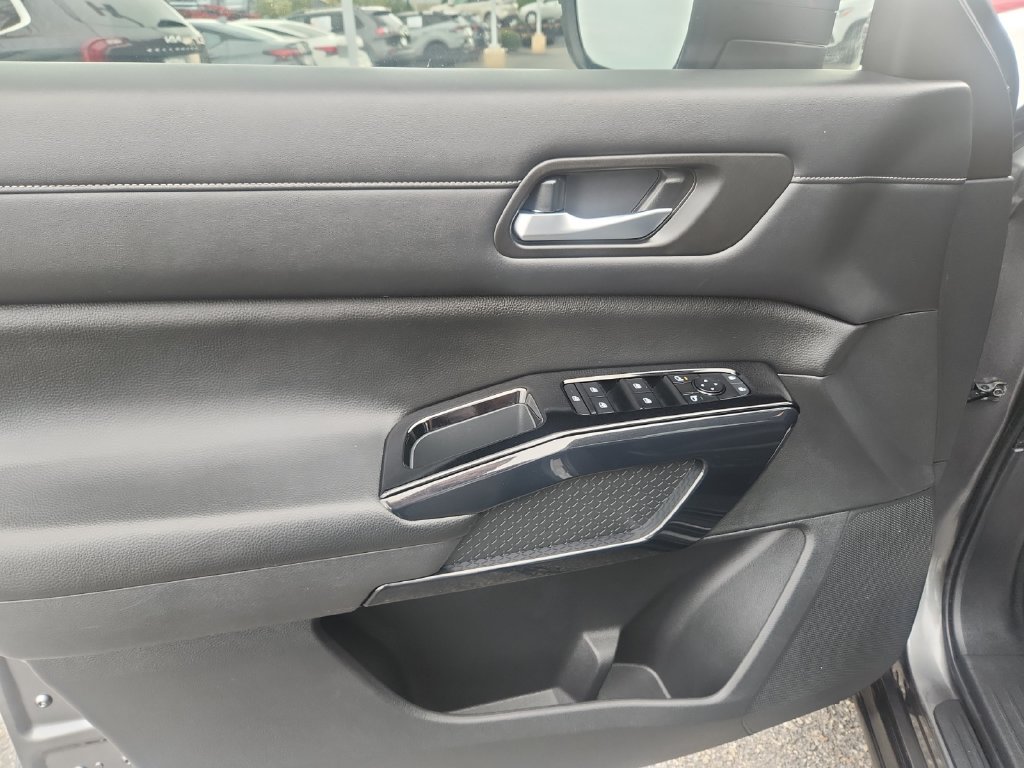 Used 2022 Nissan Pathfinder SV w/ SV Premium Package AWD/4WD image 11