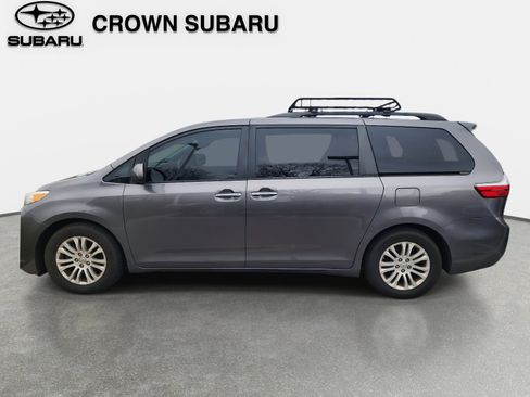 Used 2017 Toyota Sienna XLE image 2