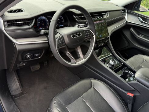 Used 2023 Jeep Grand Cherokee L Limited AWD/4WD image 4