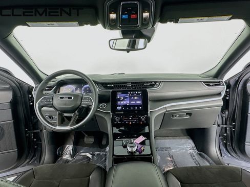 Used 2023 Jeep Grand Cherokee L Laredo image 12