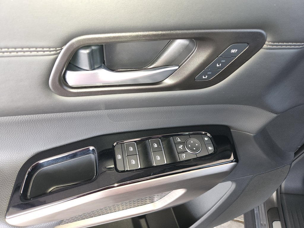 Used 2025 Nissan Pathfinder Platinum w/ Cargo Package FWD image 33