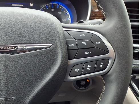 Used 2024 Chrysler Pacifica Limited FWD image 7