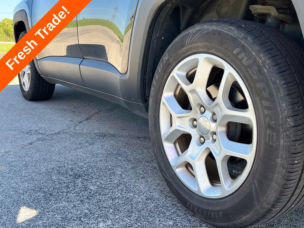 Used 2017 Jeep Renegade Latitude FWD image 15