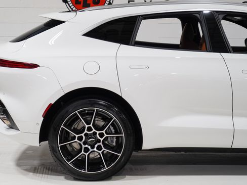 Used 2022 Aston Martin DBX AWD/4WD image 22