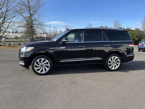 Used 2024 Lincoln Navigator Reserve image 2