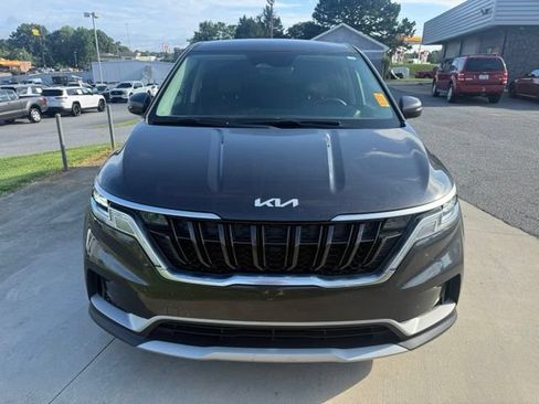 Used 2022 Kia Carnival LX FWD image 3