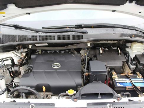 Used 2016 Toyota Sienna Limited Premium image 9