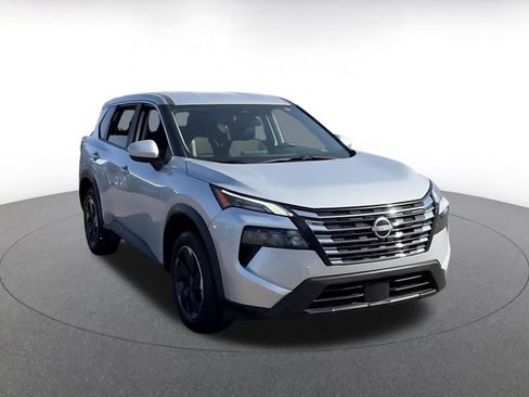 Used 2025 Nissan Rogue SV AWD/4WD image 3