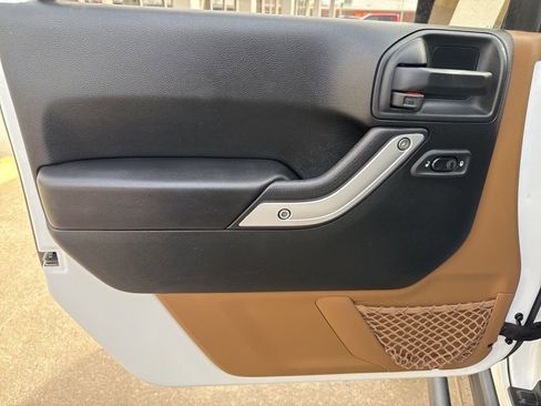 Used 2017 Jeep Wrangler Unlimited Rubicon w/ Connectivity Group image 10