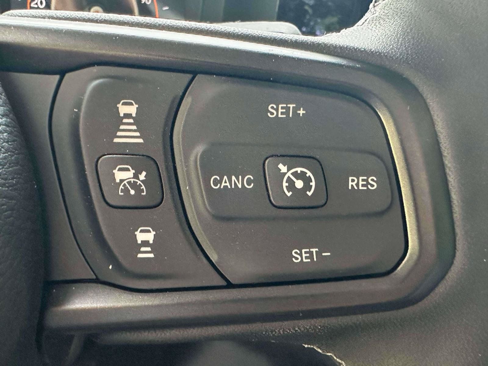 Used 2025 Jeep Gladiator Sport AWD/4WD image 19