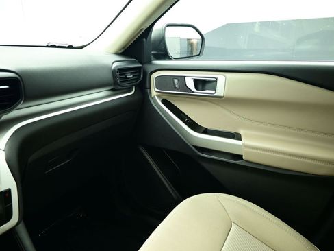 Used 2022 Ford Explorer XLT image 22