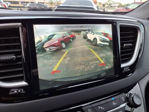 Used 2025 Chrysler Pacifica Select FWD image 18