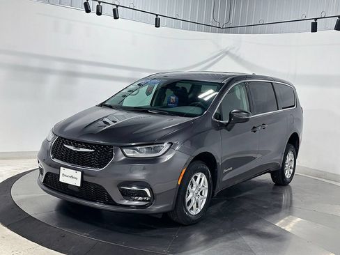Used 2023 Chrysler Pacifica Touring-L FWD image 2