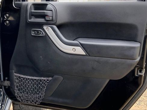 Used 2017 Jeep Wrangler Unlimited Rubicon w/ Connectivity Group image 23