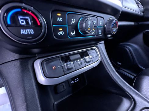 Used 2023 GMC Acadia SLT FWD image 32