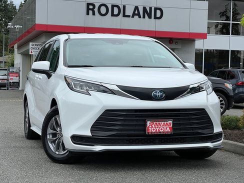 Certified 2023 Toyota Sienna LE FWD image 1
