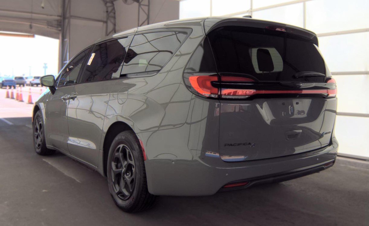 Used 2023 Chrysler Pacifica Limited w/ S Appearance Package FWD image 6