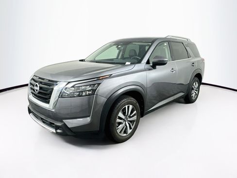Used 2025 Nissan Pathfinder SL AWD/4WD image 3