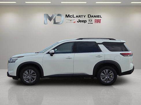 Used 2025 Nissan Pathfinder SV FWD image 3