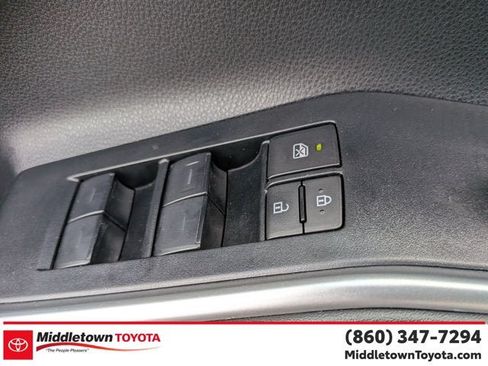 Used 2025 Toyota Highlander XLE AWD/4WD image 12