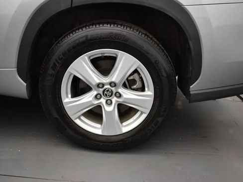 Used 2025 Toyota Highlander LE FWD image 35
