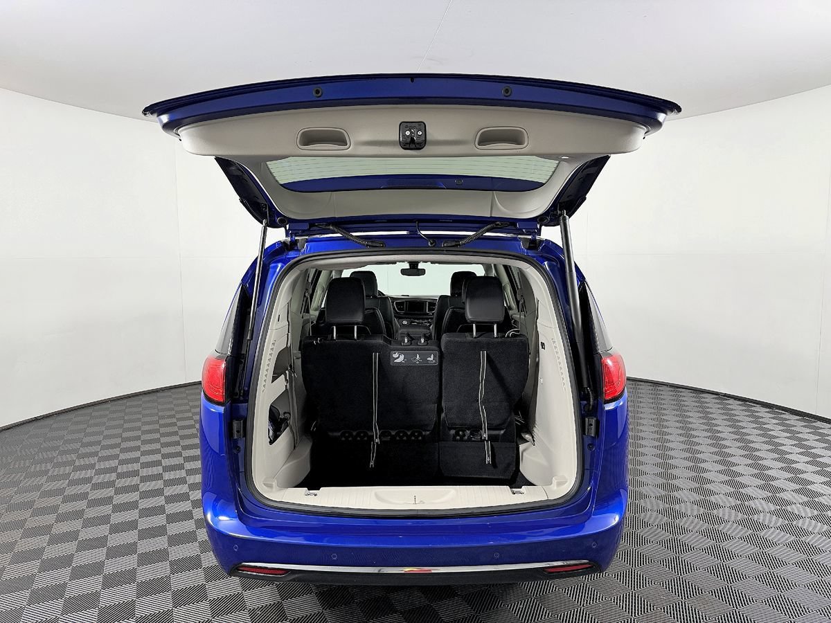Used 2018 Chrysler Pacifica Touring-L w/ Tire & Wheel Group FWD image 12