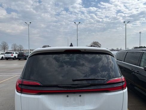 Used 2025 Chrysler Pacifica Limited image 21