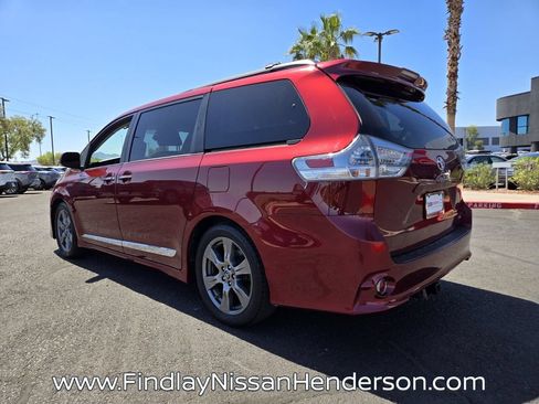 Used 2018 Toyota Sienna SE Premium w/ Carpet Mat Package FWD image 4