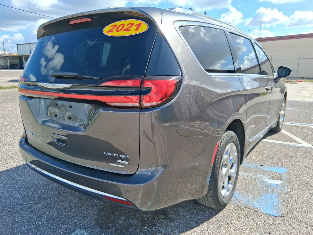 Used 2021 Chrysler Pacifica Limited AWD/4WD image 3
