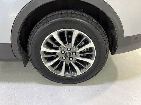 Used 2023 Lincoln Nautilus Reserve image 5