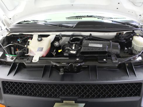 Used 2017 Chevrolet Express 2500 image 27