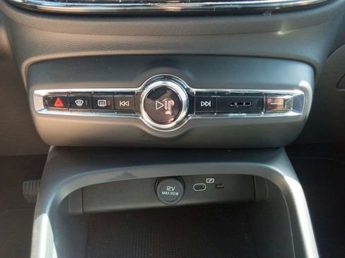Used 2023 Volvo XC40 B5 Core AWD/4WD image 30