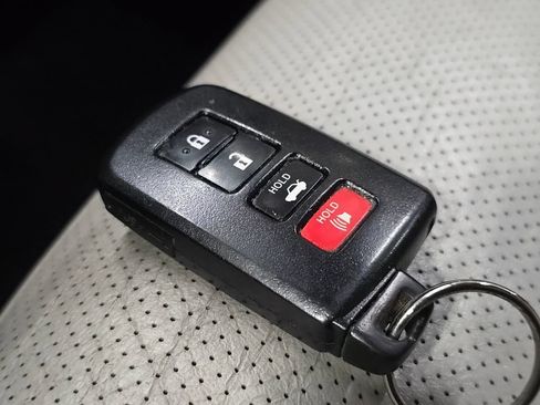 Used 2014 Toyota Avalon Limited FWD image 33