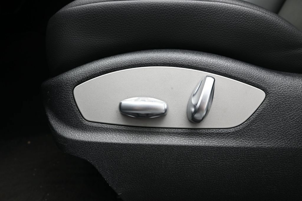 Certified 2022 Porsche Macan AWD/4WD image 14