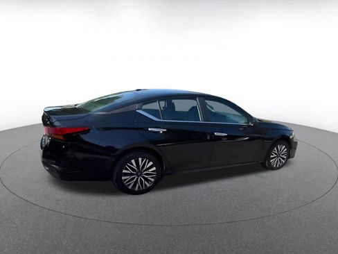 Used 2025 Nissan Altima 2.5 SV FWD image 15
