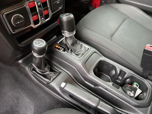 Used 2022 Jeep Wrangler Unlimited Sahara AWD/4WD image 30