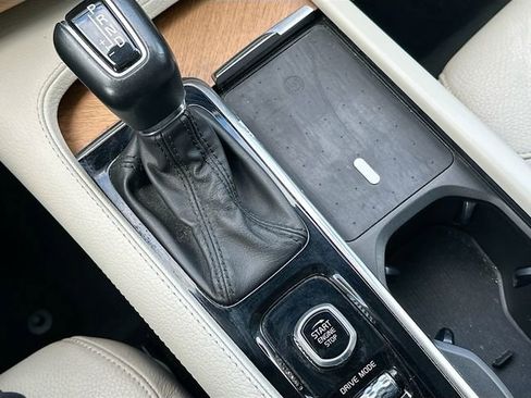 Used 2021 Volvo XC90 T5 Momentum image 18