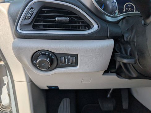 Used 2024 Chrysler Pacifica Touring-L FWD image 26