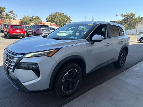 Used 2024 Nissan Rogue SV AWD/4WD image 4