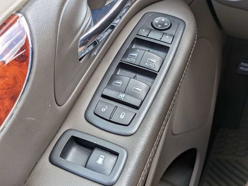 Used 2016 Chrysler Town & Country Touring FWD image 23