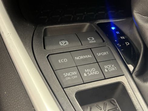 Used 2025 Toyota RAV4 XLE AWD/4WD image 33