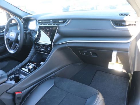 New 2025 Jeep Grand Cherokee L Laredo image 33