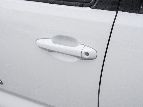 Used 2018 Toyota Tacoma SR5 RWD image 38