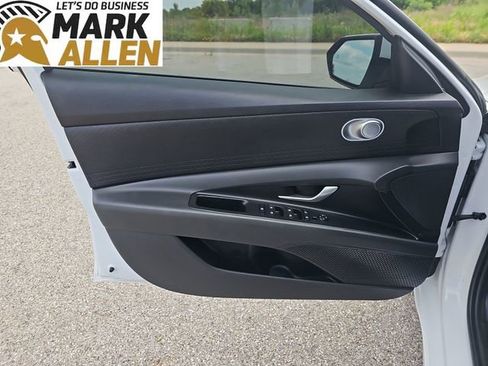 Used 2025 Hyundai Elantra Hybrid FWD image 21