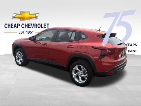 Used 2024 Chevrolet Trax LS w/ LS Convenience Package FWD image 3