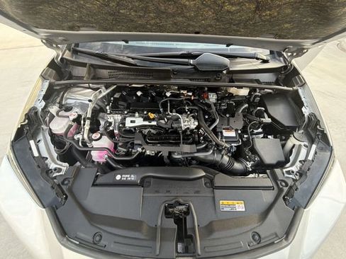 Certified 2025 Toyota Prius LE FWD image 32