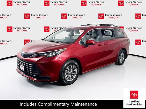 Certified 2025 Toyota Sienna LE AWD/4WD image 1