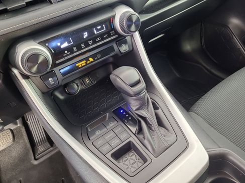 Used 2021 Toyota RAV4 LE image 15