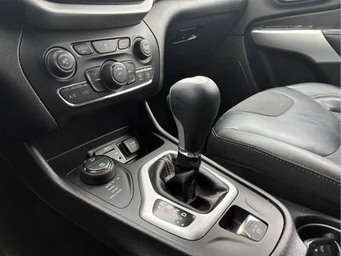 Used 2018 Jeep Cherokee Latitude Plus w/ Cold Weather Group AWD/4WD image 24
