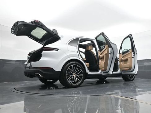 Certified 2025 Porsche Cayenne AWD/4WD image 23